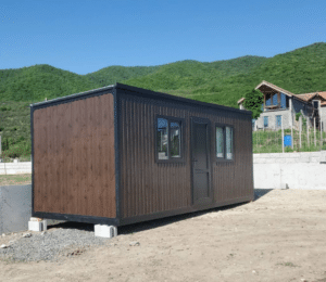 საცხოვრებელი კონტეინერი ბუნებაში, რკინის პანელებით.