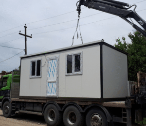 საცხოვრებელი კონტეინერით დატვირთული ამწე