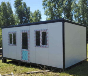 საცხოვრებელი კონტეინერი მწვანე გარემოში