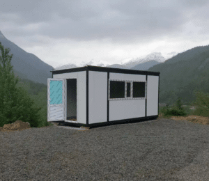 საცხოვრებელი კონტეინერი მაღალმთიან რეგიონში კავკასიონის ქედთან