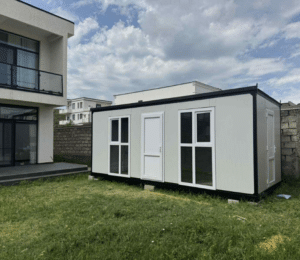 საცხოვრებელი კონტეინერი მომხმარებლის სახლის ეზოში