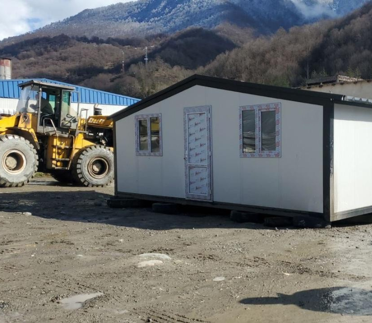 ახლად დამონტაჟებული სენდვიჩ პანელის კოტეჯი ბიზნესის ტერიტორიაზე