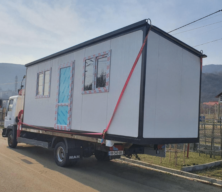 საცხოვრებელი კონტეინერი ტრანსპორტირების პროცესში