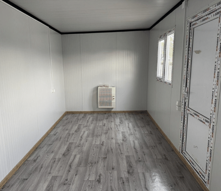 საცხოვრებელი კონტეინერის ინტერიერი და გამათბობელი